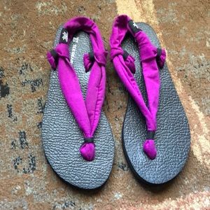 Womens size xl (11) tek gear black and purple sandals